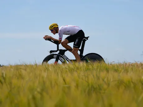 Nemecký cyklista Nils Politt počas časovky na Tour de France 2024.
