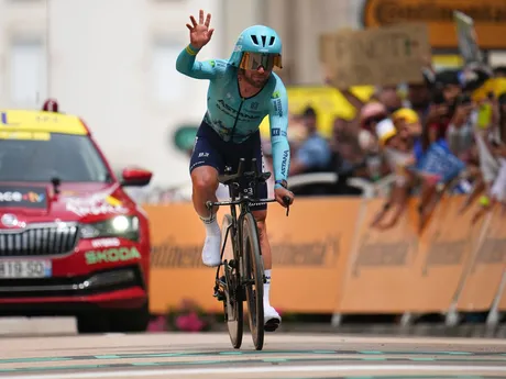 Mark Cavendish máva fanúšikom počas časovky na Tour de France 2024.