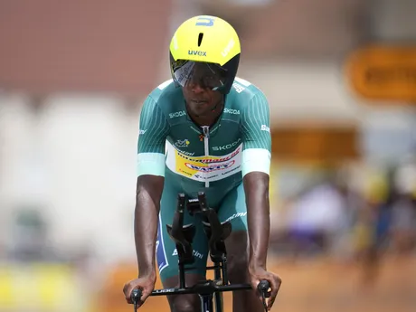 Biniam Girmay v zelenom drese pre lídra bodovacej súťaže na Tour de  France 2024.