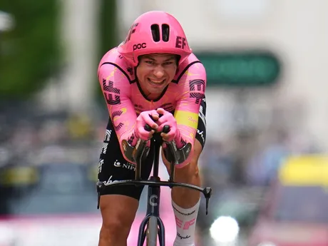 Švajčiarsky cyklista Stefan Bissegger počas časovky na Tour de France 2024.