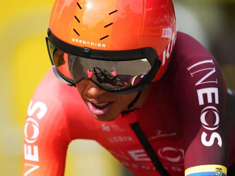 Kolumbijsky cyklista Egan Bernal počas časovky na Tour de France 2024.