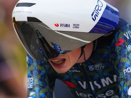 Obhajca víťazstva na Tour de France Jonas Vingegaard počas individuálnej časovky.