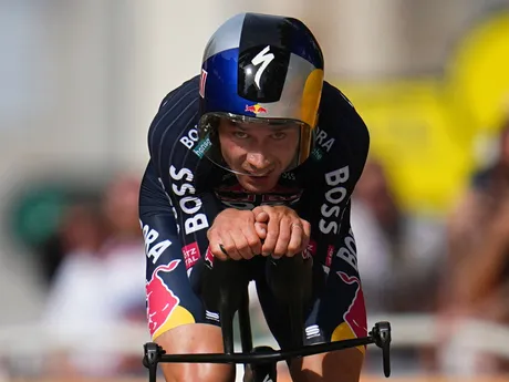 Slovinský cyklista Primož Roglič počas časovky na Tour de France 2024. 