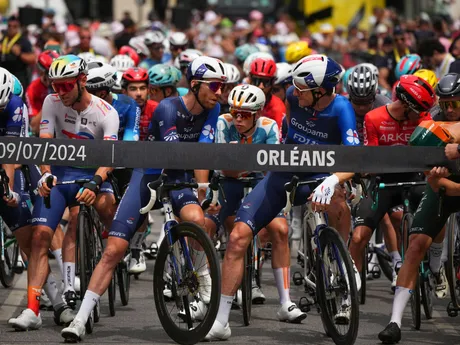 Cyklisti čakajú na štart 10. etapy cyklistických pretekov Tour de France 2024.