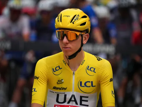 Tadej Pogačar v žltom drese vedúceho pretekára prichádza na štart 10. etapy Tour de France 2024.