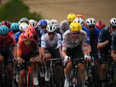 Cyklisti počas 10. etapy Tour de France 2024.