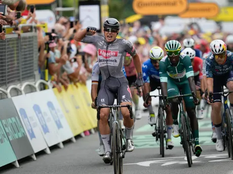 Jasper Philipsen oslavuje triumf v 10. etape na Tour de France 2024.