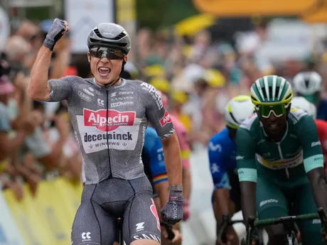 Jasper Philipsen oslavuje triumf v 10. etape na Tour de France 2024.