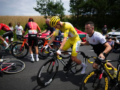 Slovinsky cyklista Tadej Pogačar bol zapletený v páde počas 12. etapy Tour de France 2024.