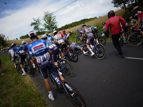 Belgický cyklista Jonas Rickaert a jeho pád počas 12. etapy Tour de France 2024.