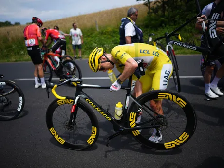 Slovinsky cyklista Tadej Pogačar bol zapletený v páde počas 12. etapy Tour de France 2024. 