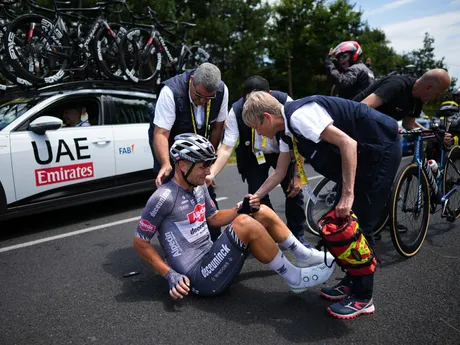 Belgický cyklista Jonas Rickaert sa nevyhol pádu počas 12. etapy Tour de France 2024.