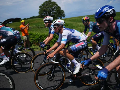 Remco Evenepoel v bielom drese pre najlepšieho jazdca do 25 rokov na Tour de France 2024.