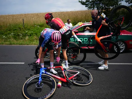 Sean Quinn (vpredu) a Geraint Thomas sa nevyhli pádu v 12. etape Tour de France 2024.