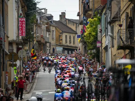 Momentka z 12. etapy cyklistických pretekov Tour de France 2024.