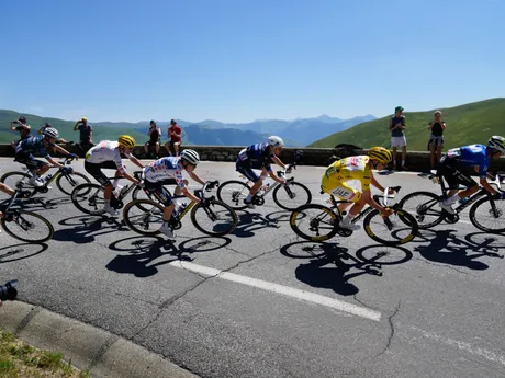 Enric Mas, Tadej Pogačar, Romain Gregoire. Jonas Vingegaard, Pavel Sivakov, Wilco Kelderman a Jan Tratnik počas 15. etapy na Tour de France 2024.