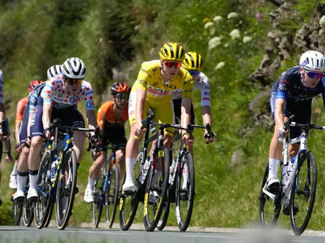 Tadej Pogačar, Jonas Vingegaard a Romain Gregoire počas 15. etapy na Tour de France 2024.