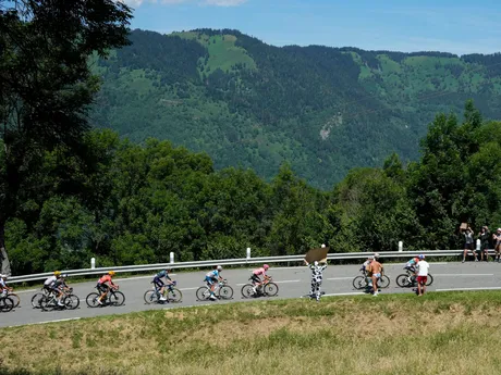Cyklisti počas 15. etapy na Tour de France 2024.