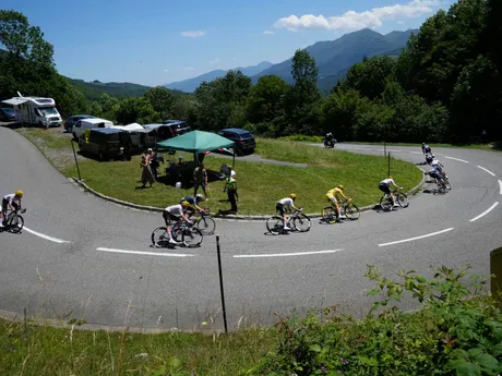 Cyklisti počas 15. etapy na Tour de France 2024. 
