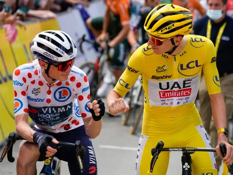 Tadej Pogačar (v žltom) a Jonas Vingegaard pred začiatkom 19. etapy Tour de France 2024.