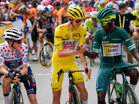 Tadej Pogačar (v žltom) a Biniam Girmay pred začiatkom 19. etapy Tour de France 2024.