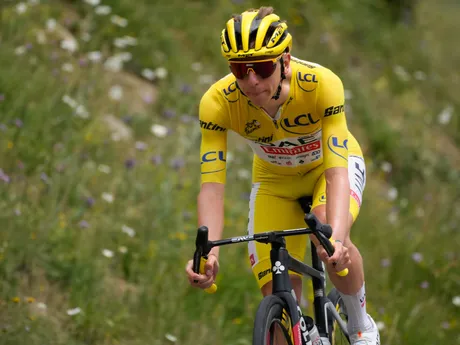 Tadej Pogačar v závere 19. etapy Tour de France 2024.