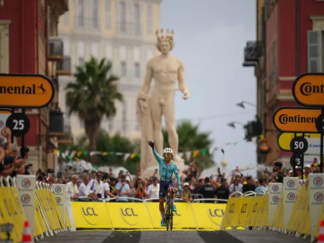 Mark Cavendish v cieli 21. etapy na Tour de France 2024.