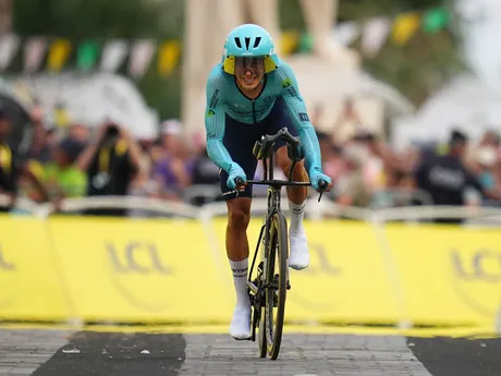Harold Tejada v cieli 21. etapy na Tour de France 2024.