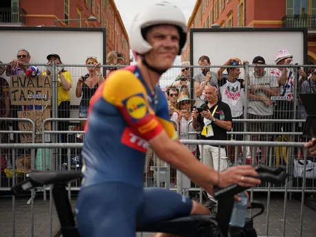 Jasper Stuyven v cieli 21. etapy na Tour de France 2024.