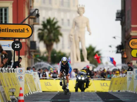 Derek Gee v cieli 21. etapy na Tour de France 2024.
