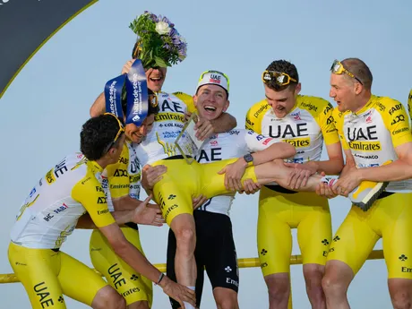 Team UAE Emirates oslavuje triumf Tadeja Pogačara na Tour de France 2024.
