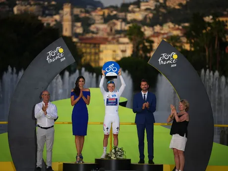 Remco Evenepoel oslavuje zisk bieleho dresu na Tour de France 2024.