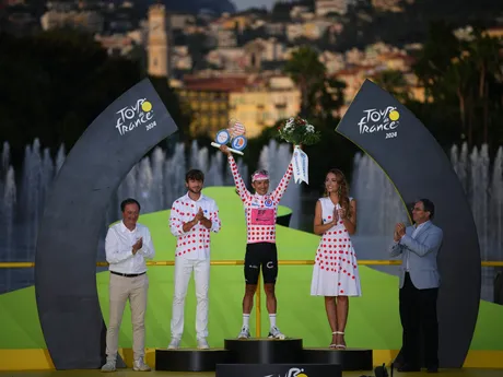 Richard Carapaz oslavuje zisk bodkovaného dresu na Tour de France 2024.