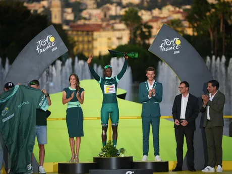 Biniam Girmay oslavuje zisk zeleného dresu na Tour de France 2024.