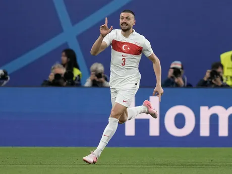 Merih Demiral sa teší po strelenom góle v zápase Rakúsko - Turecko v osemfinále EURO 2024.