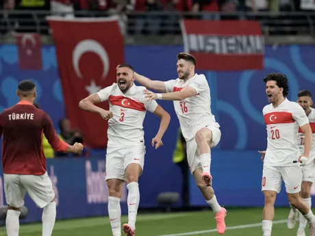 Merih Demiral sa teší po strelenom góle v zápase Rakúsko - Turecko v osemfinále EURO 2024.