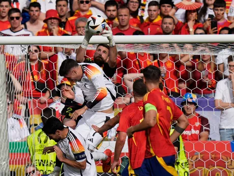 Brankár Unai Simon zasahuje v zápase Španielsko - Nemecko na EURO 2024.