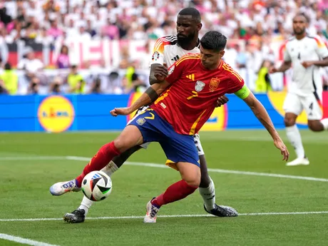 Álvaro Morata (pri lopte) a Antonio Rüdiger v zápase Španielsko - Nemecko na EURO 2024.