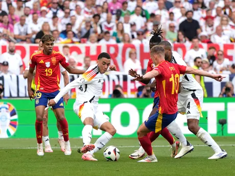 Jamal Musiala (v strede) počas zápasu Španielsko - Nemecko na EURO 2024.