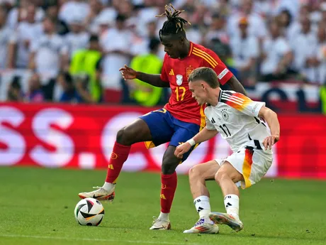 Nico Williams (vľavo) a Florian Wirtz v zápase Španielsko - Nemecko na EURO 2024.