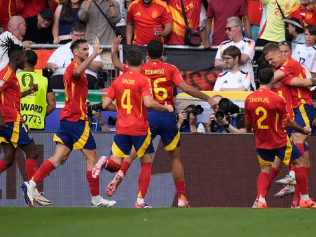 Futbalisti Španielska sa tešia z gólu Daniho Olma vo štvrťfinále EURO 2024 proti Nemecku.