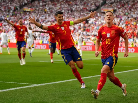 Dani Olmo (číslo 10) sa teší z gólu v zápase Španielsko - Nemecko na EURO 2024.