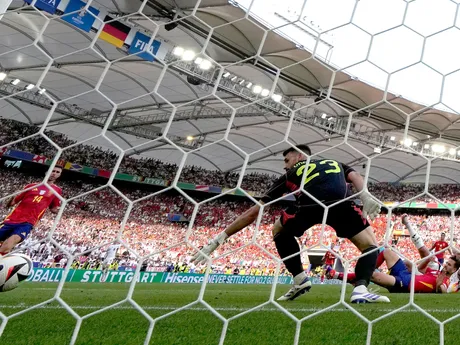 Nemecký útočník Niclas Füllkrug mieri do žrde v zápase proti Španielsku na EURO 2024.