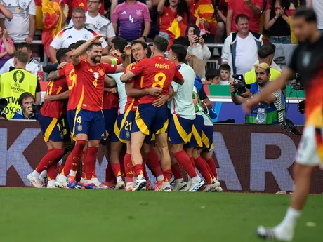 Futbalisti Španielska sa tešia z víťazného gólu v zápase proti Nemecku na EURO 2024. 