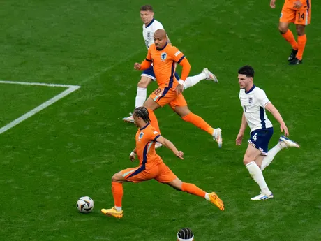Xavi Simons strieľa gól v zápase Holandsko - Anglicko v semifinále EURO 2024.