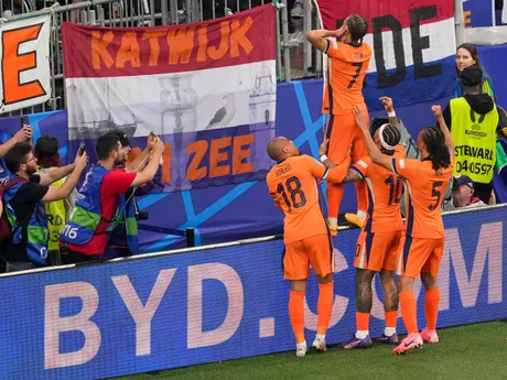 Xavi Simons sa so spoluhráčmi teší po strelenom góle v zápase Holandsko - Anglicko v semifinále EURO 2024.