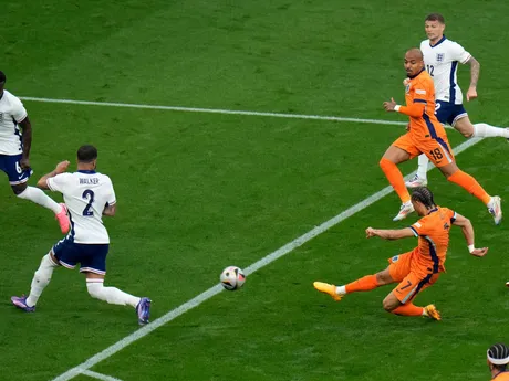 Xavi Simons strieľa gól v zápase Holandsko - Anglicko v semifinále EURO 2024.
