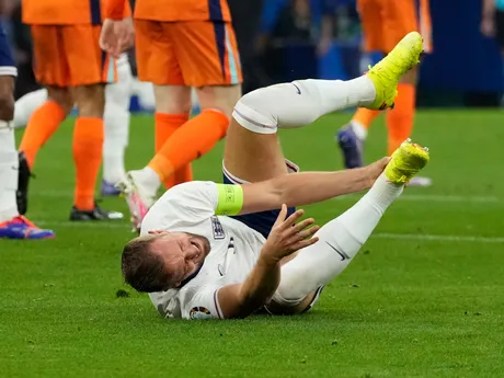 Faulovaný Harry Kane v zápase Holandsko - Anglicko v semifinále EURO 2024.