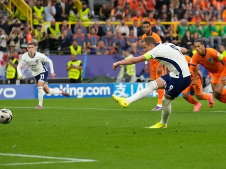 Harry Kane strieľa gól v zápase Holandsko - Anglicko v semifinále EURO 2024.