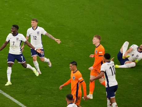 Faulovaný Harry Kane v zápase Holandsko - Anglicko v semifinále EURO 2024.